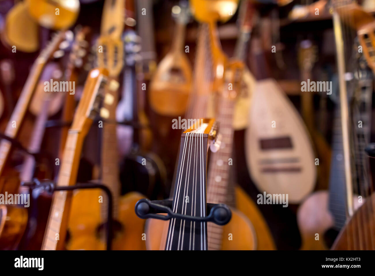 Musikinstrumente Shop mit verschwommenen Hintergrund Stockfoto