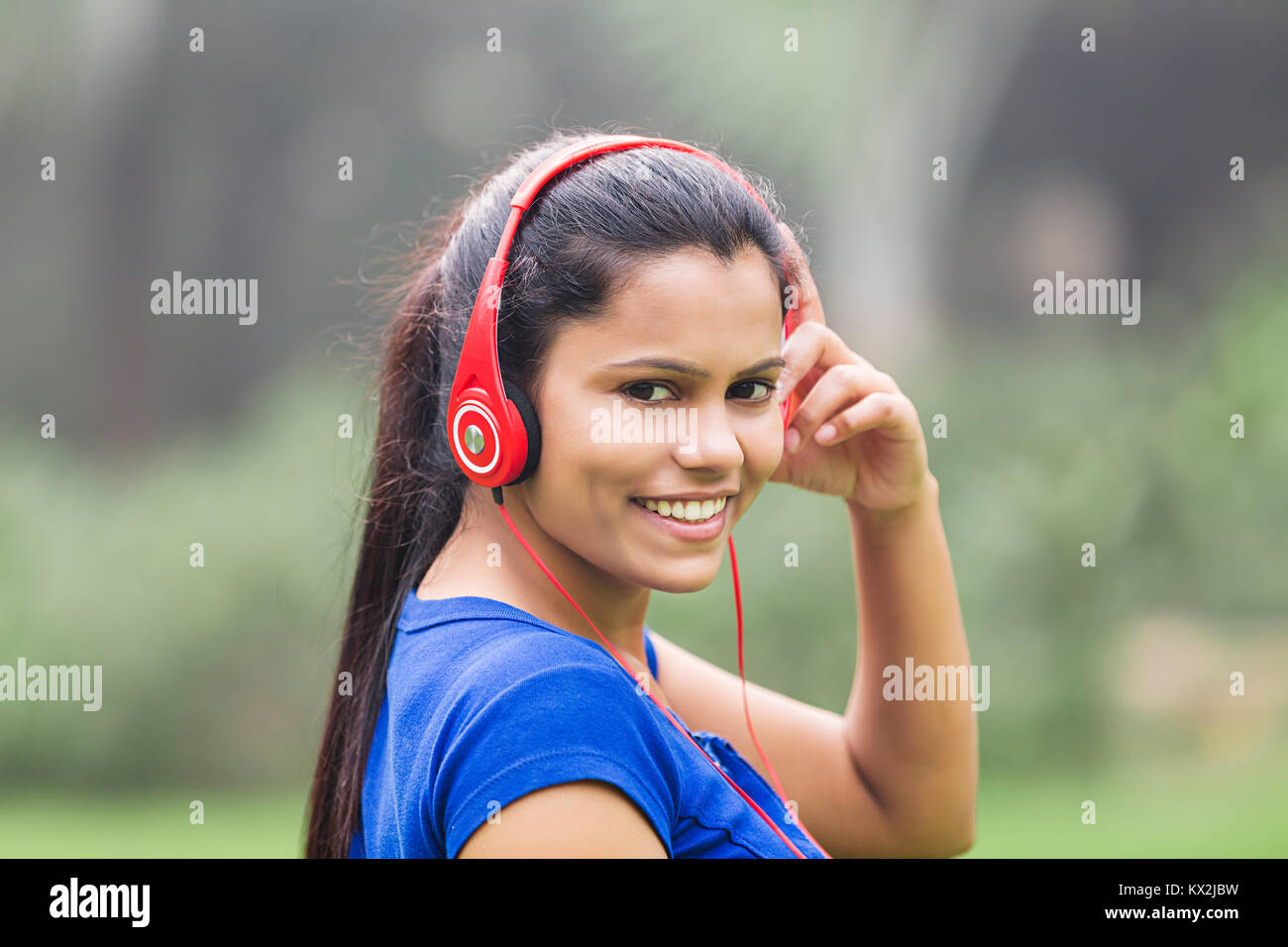 1 Person Übung morgens joggen gehen Musik Park junge Frau Stockfoto