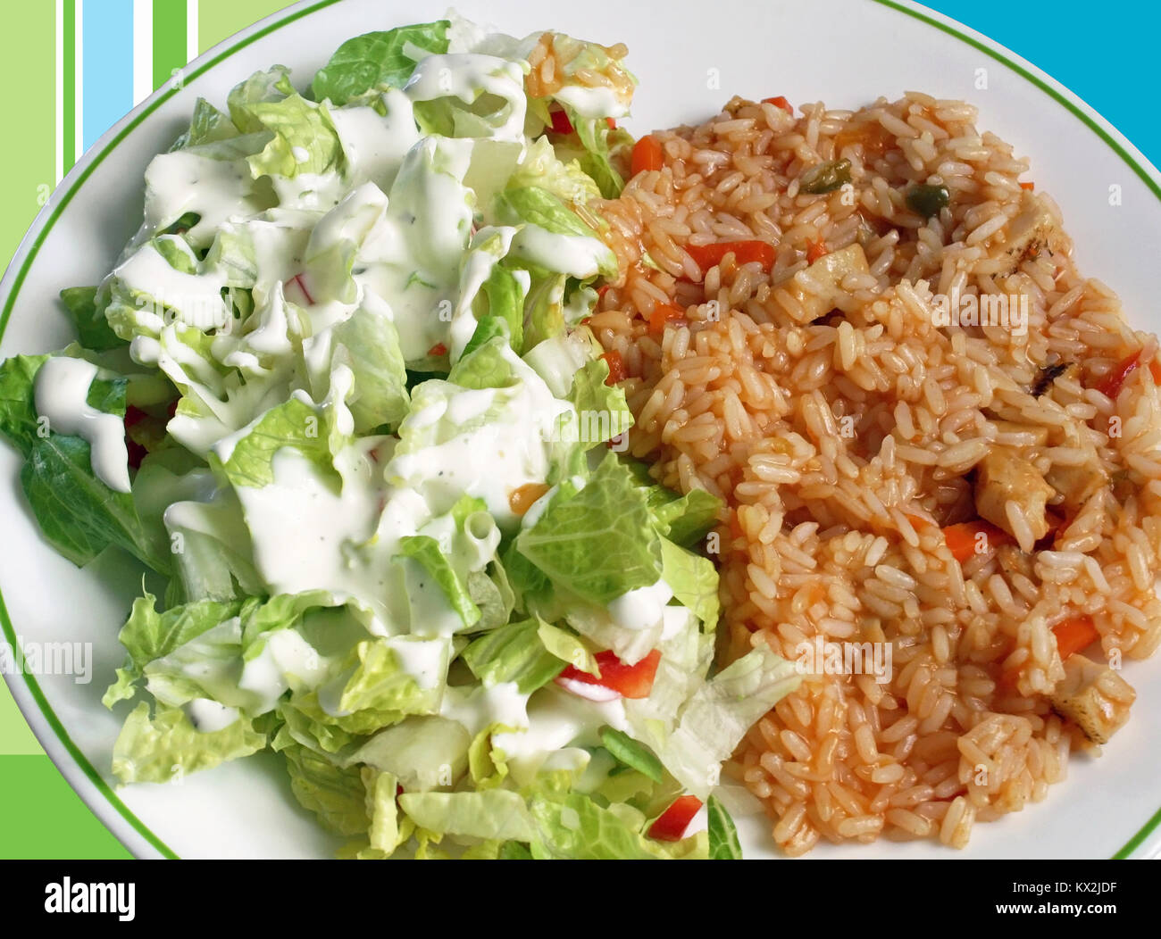 Reis mit Hähnchen in süß-saurer Sauce und Salat Stockfoto