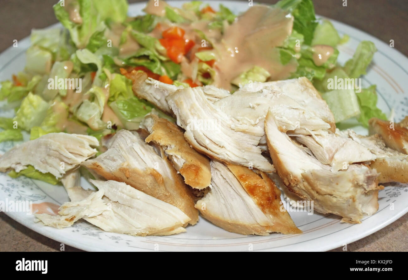 Ofen gebratenes Hähnchen mit Salat und Fett Frei Dressing Stockfoto