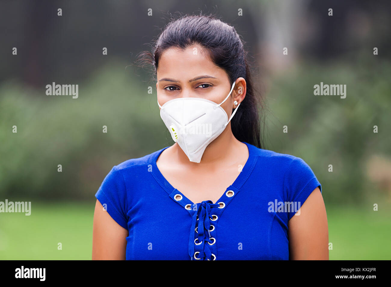 1 Person Park Verschmutzung Schweinegrippevirus junge Frau Stockfoto