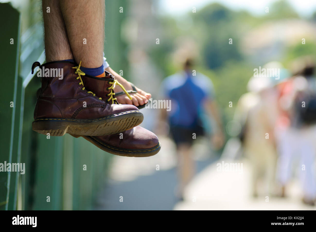 Hängende Füße eines Reisenden beschlagen in Stiefeln Stockfoto