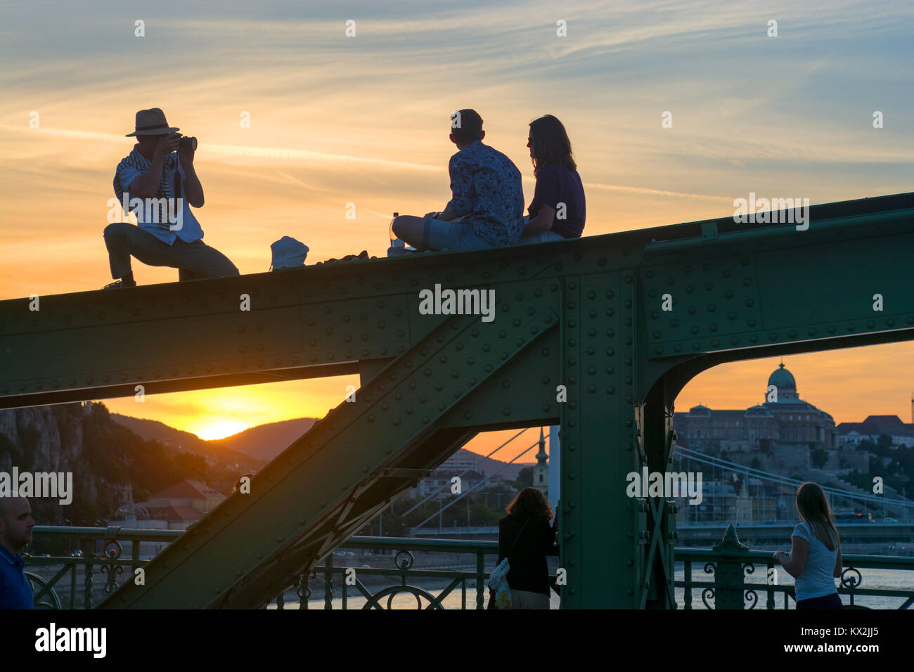 Junges Paar und Fotograf gegen Sonnenuntergang in Budapest Stockfoto