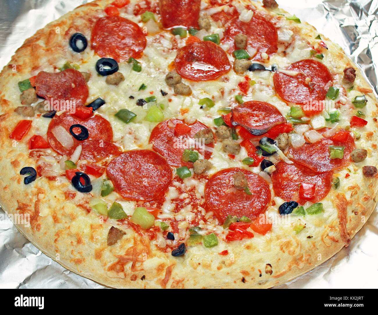 Store gekauft Pizza Hot aus dem Backofen mit allem, Stockfoto