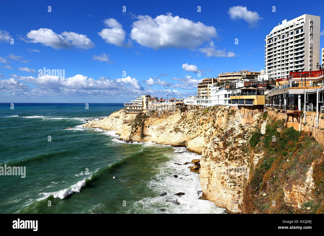 Beirut, der Libanon: Restaurants und Cafés Festhalten am Raouche auf einer Klippe. Stockfoto