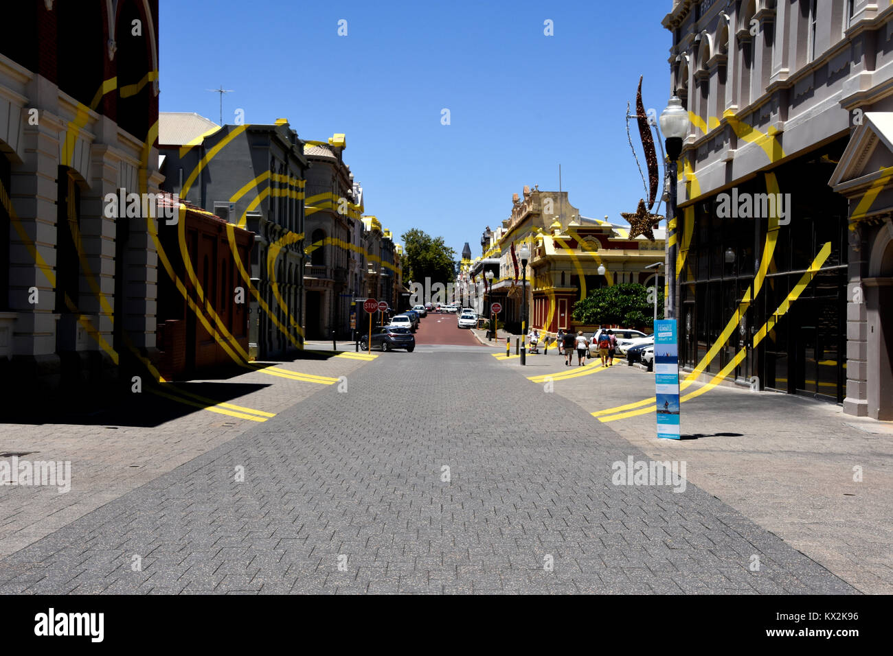 Eine Straße in Freemantle mit gelben Linien, die auf dem Bürgersteig und Gebäude Stockfoto
