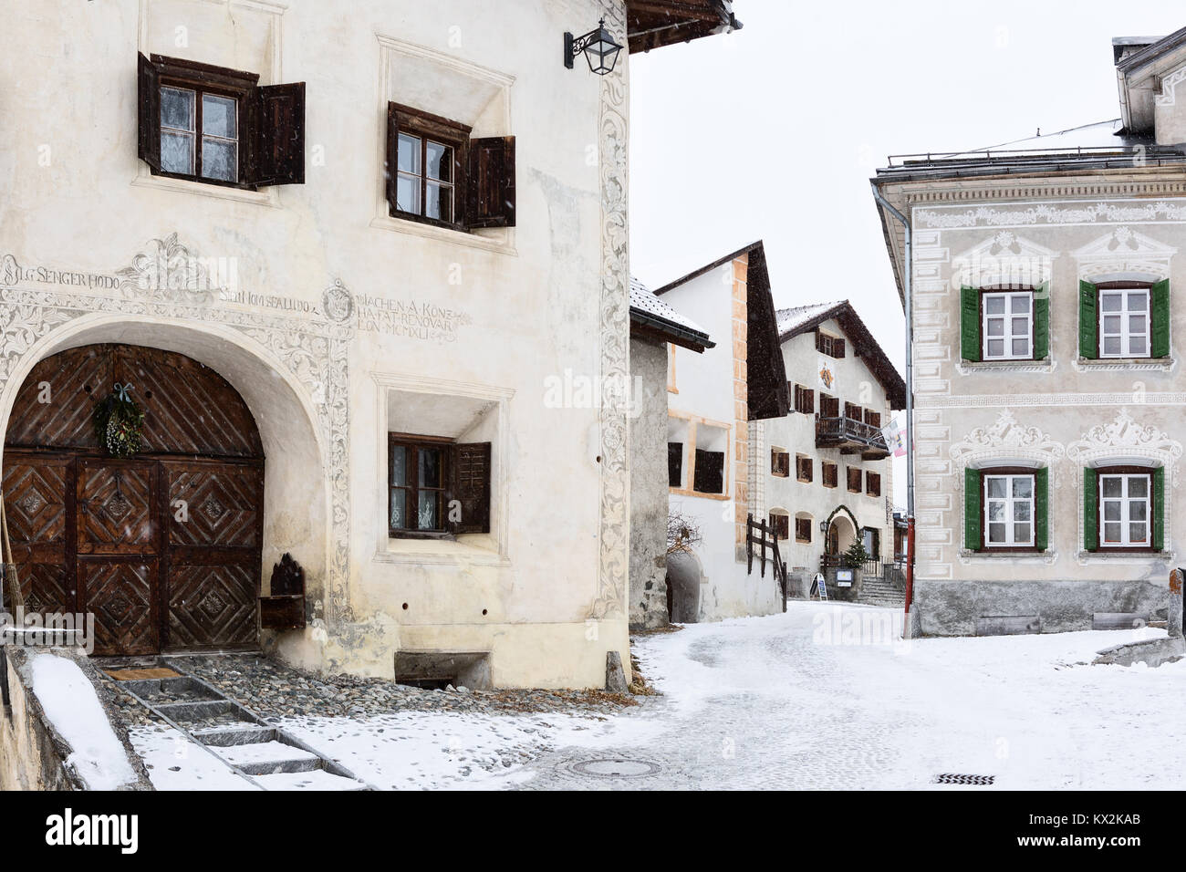 Gewundenen Straße mit alten Häusern, Guarda, Schweiz. Guarda ist es eines der am besten erhaltenen und typischen Dörfern des Unterengadins. Stockfoto