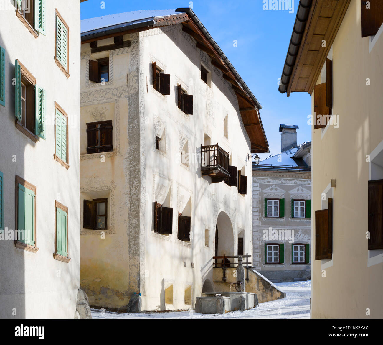 Eine typische Häuser im älteren Teil von Guarda, Schweiz Guarda ist es eines der am besten erhaltenen und typischen Dörfern des Unterengadins. Stockfoto