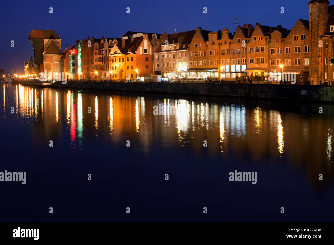 Stadt Danzig bei Nacht in Polen, Altstadt Skyline Blick auf den Fluss. Stockfoto