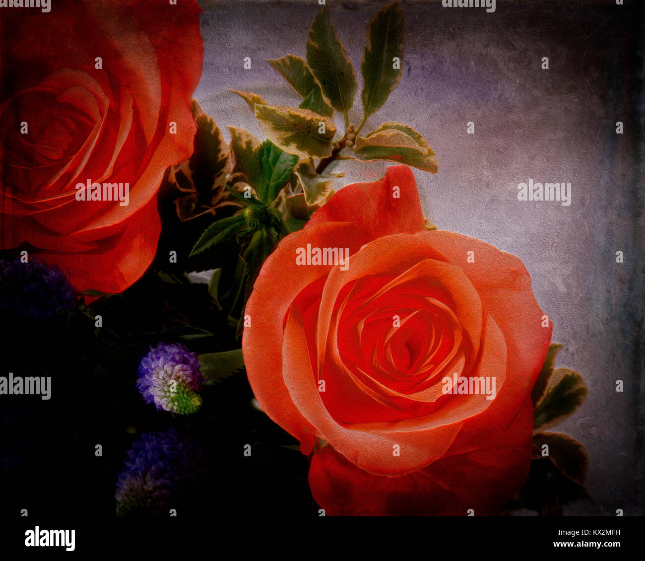 BLUMENKUNST: Blumenarrangement mit roten Rosen Stockfoto