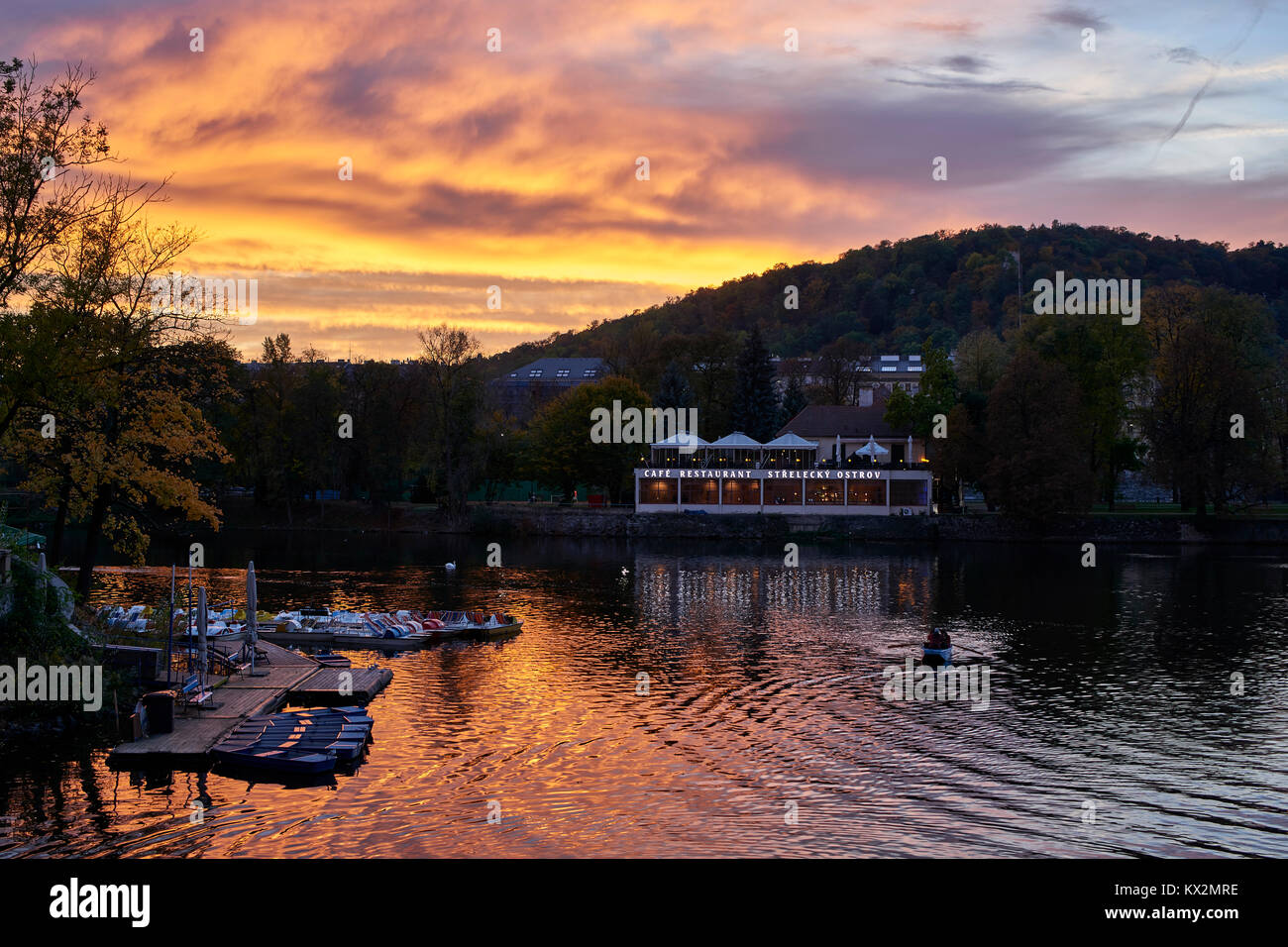 Ansicht West der Sonnenuntergang über Hunter's Insel im Fluss Vlatava Prag Stockfoto