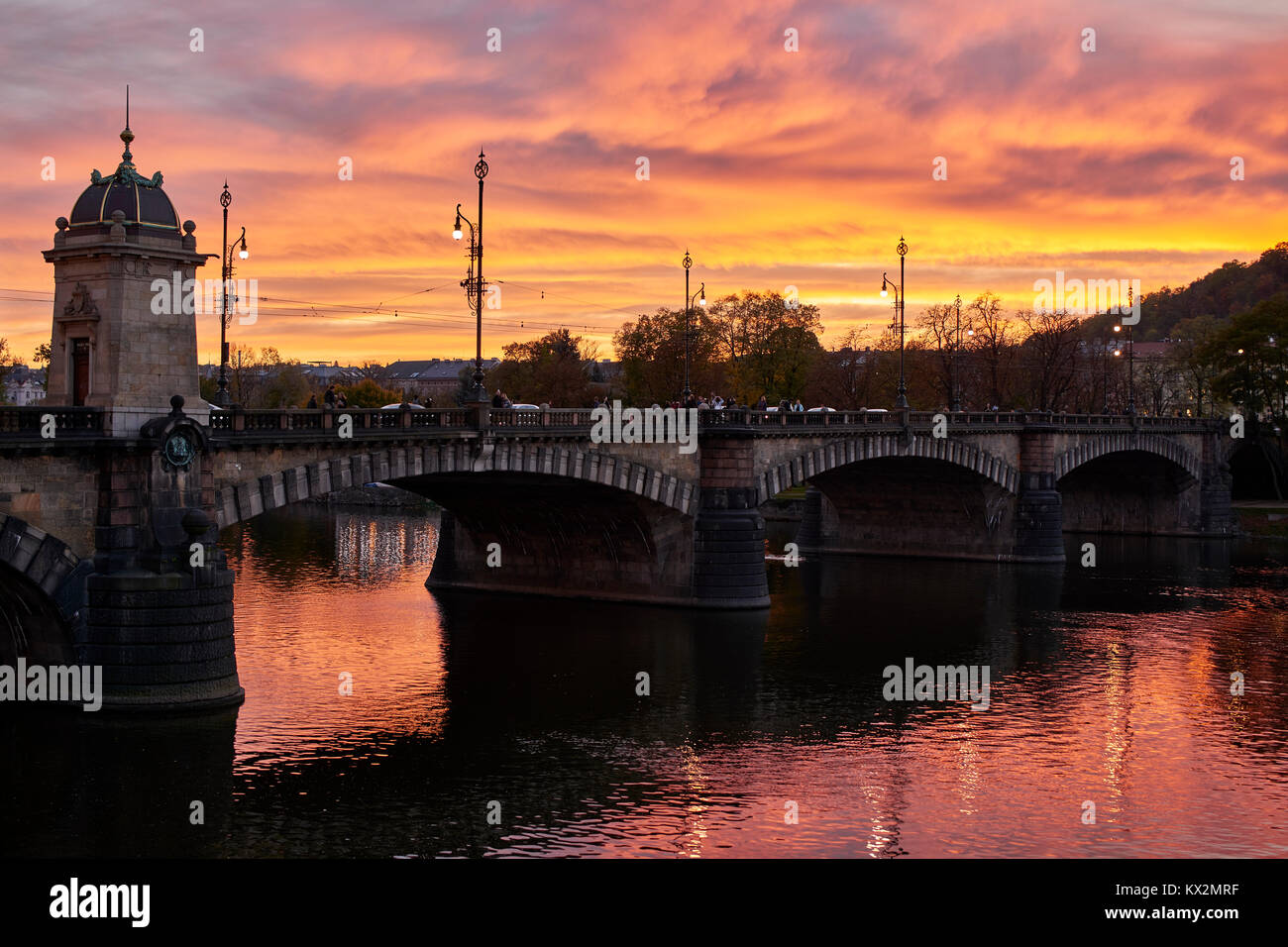 Brücke von Legionen über die Moldau Prag, mit Sonnenuntergang über Hunter's Island Stockfoto