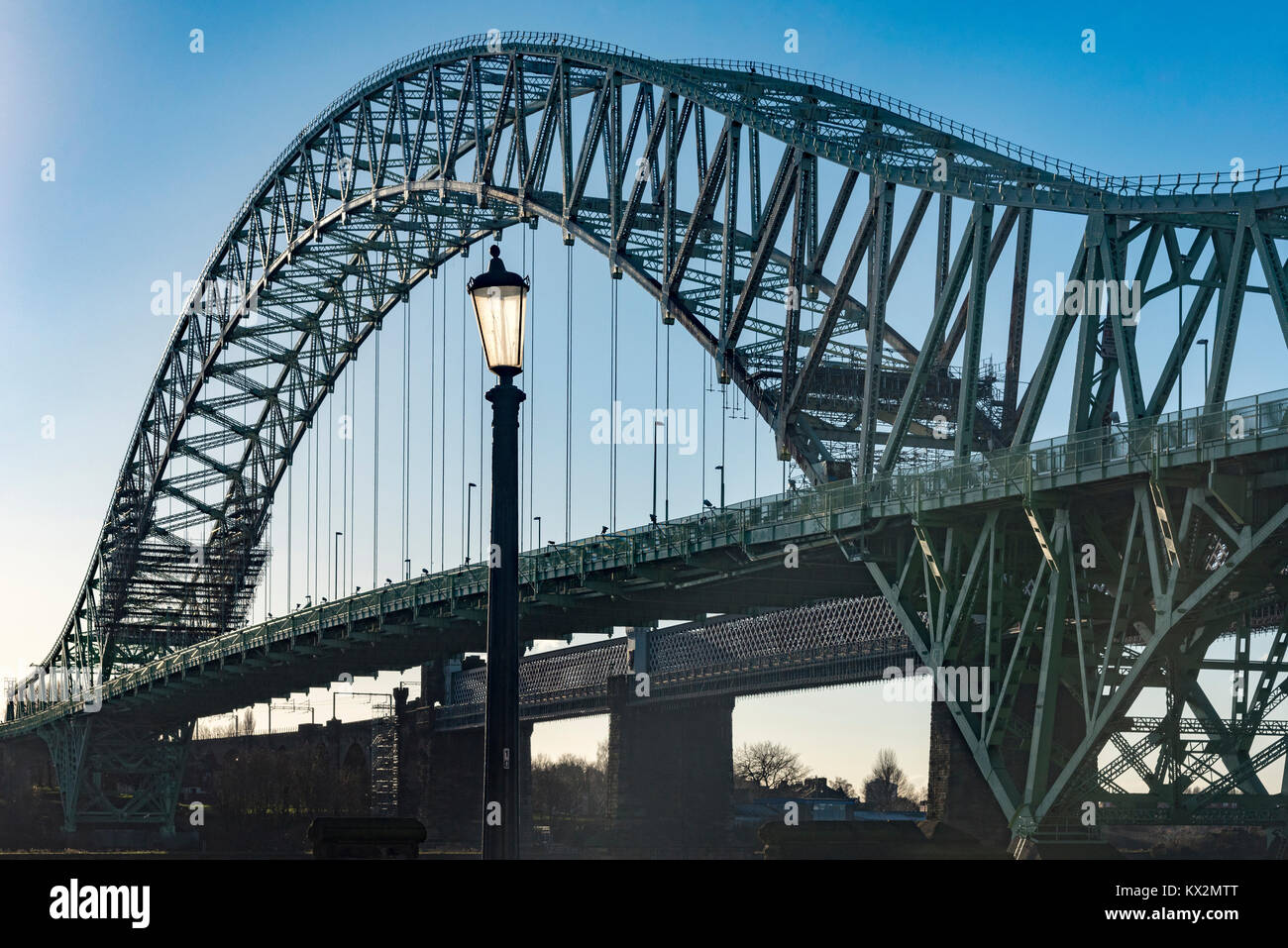 Die alte Queensway Brücke über den Fluss Mesrey in Widnes für Renovierungsarbeiten geschlossen. Stockfoto