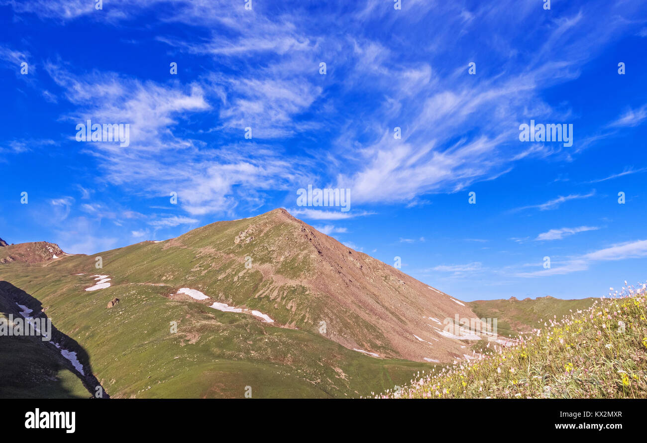 Majestätische Berglandschaft mit spektakulären Wolken in der Sommersaison. Stockfoto