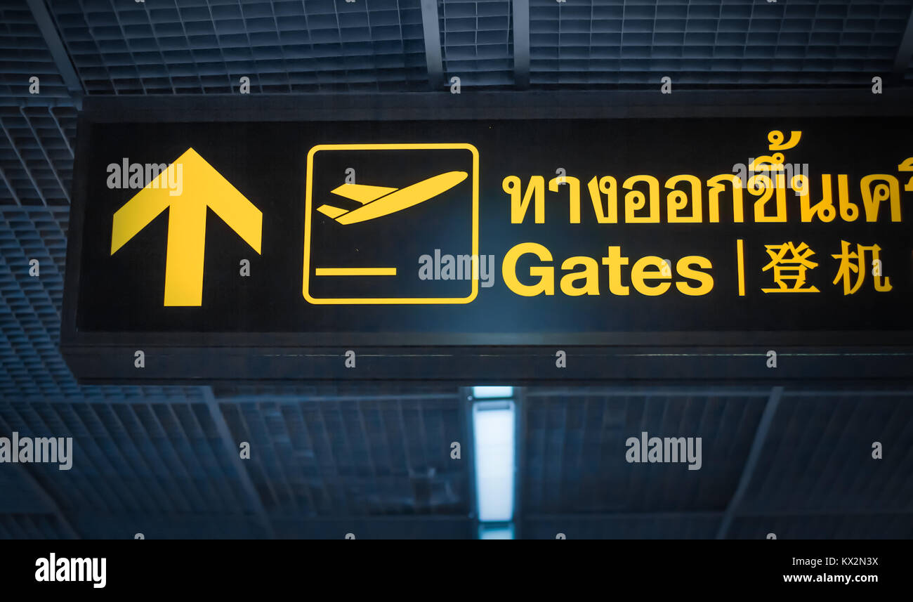 Zu den Toren directin Zeichen an der Thailand Flughafen Stockfoto