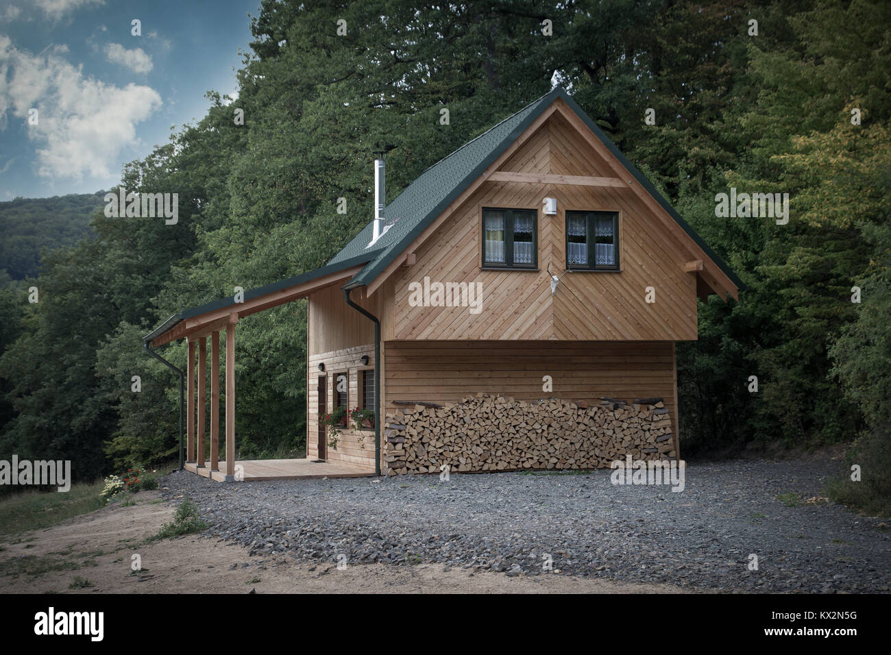 Holz Haus im Wald Stockfoto