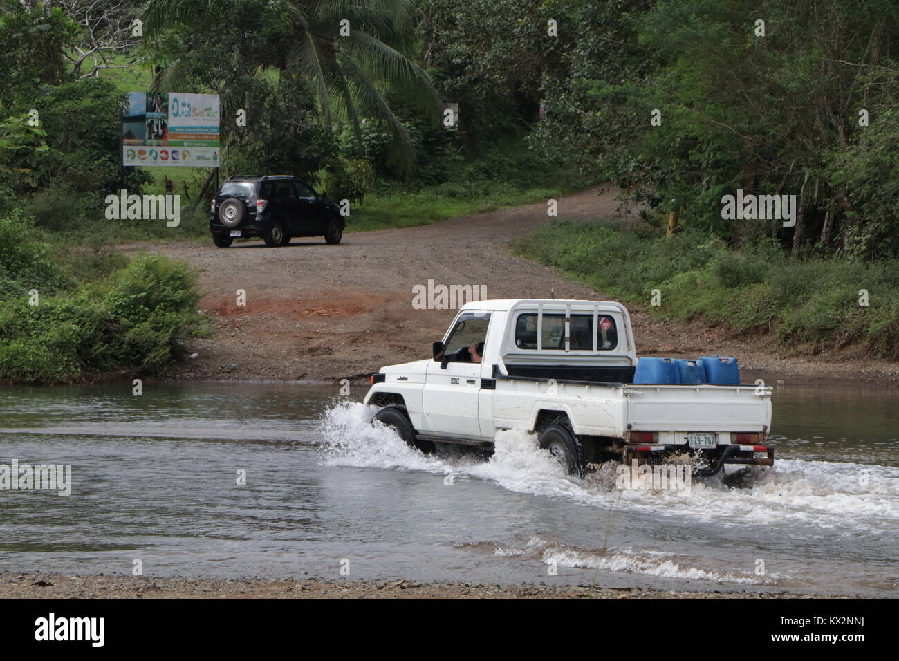Auto crossing River in der Nähe von Drake Bay Costa Rica Osa Halbinsel Stockfoto