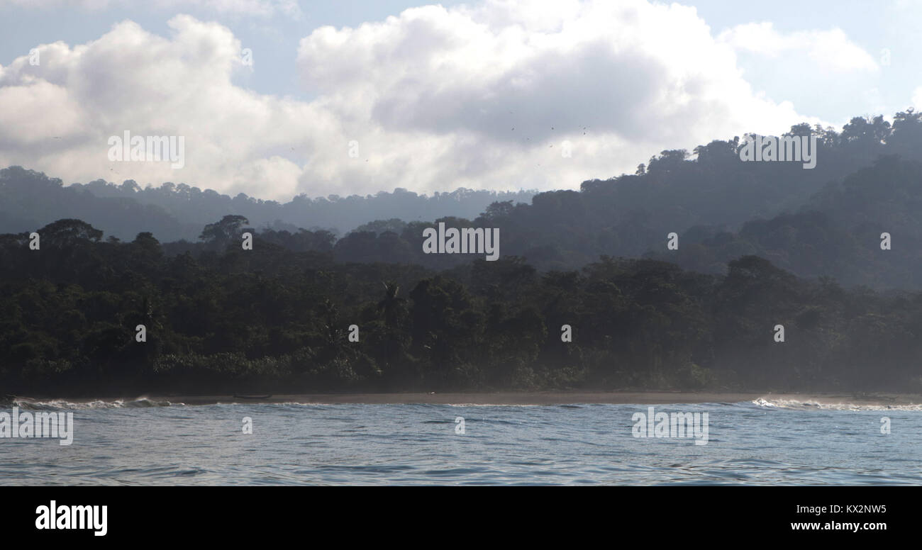 Boot mit touristischen Blick aus Meer Nationalpark Corcovado Halbinsel Osa Costa Rica Stockfoto