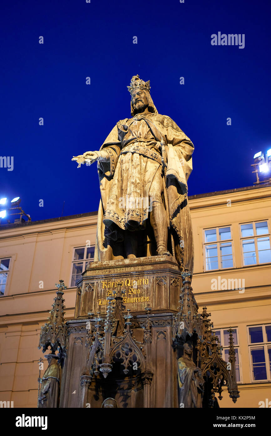 Die Statue von König Karl IV. (Karolo Quarto) außerhalb der Charles Brücke Museum, Prag, Abendlicht Stockfoto