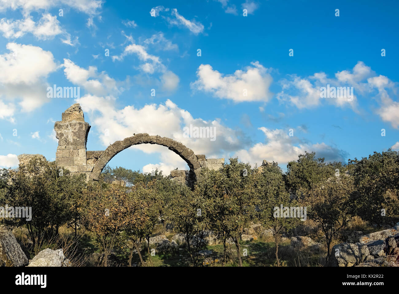 Ruinen eines antiken Gebäudes in eine längst vergessene Stadt im Nordwesten der Türkei unter blauem Himmel mit flauschigen weissen Wolken Stockfoto