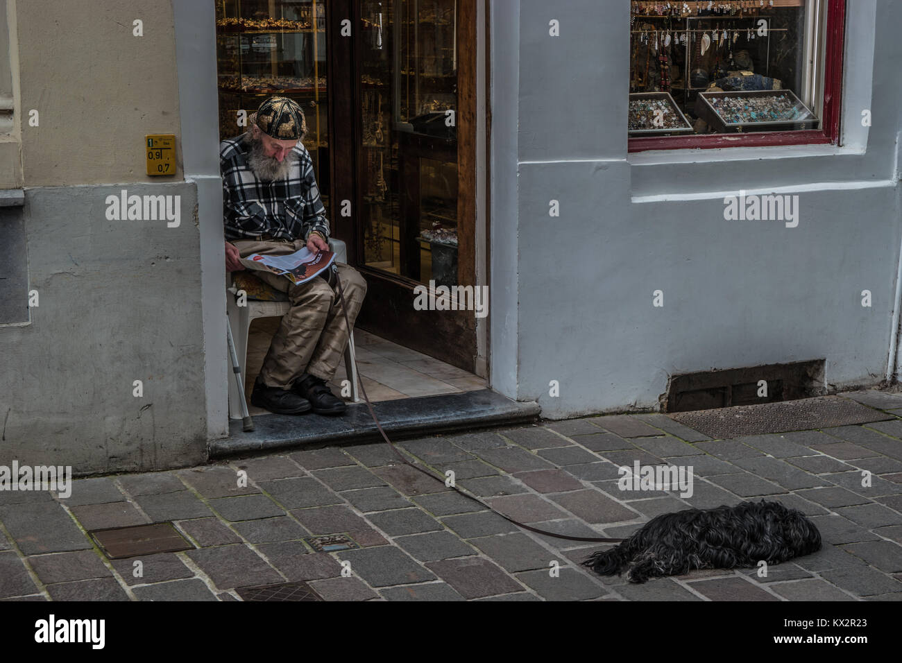Mann in Türdurchgang der Juweliere Shop mit Hund, Gent, Belgien, Europa sitzen. Stockfoto