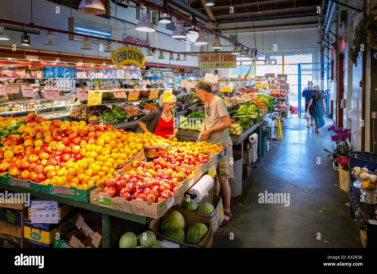 Obst und Gemüse für den Verkauf zu Granville Island Public Market, Vancouver, BC, Kanada Stockfoto