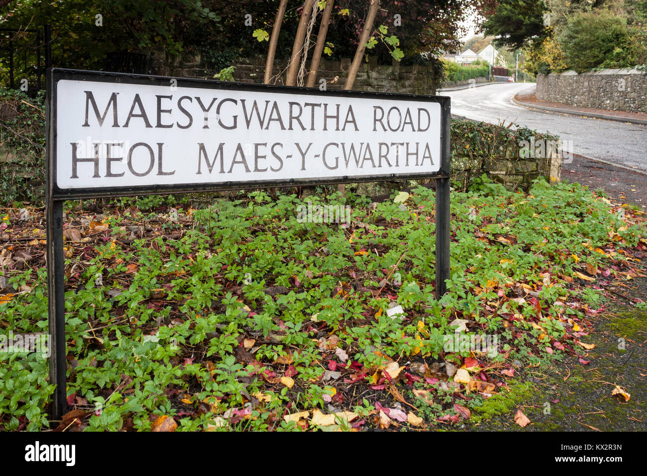 Bi-lingual Straße Name sign in Walisisch und Englisch. Gilwern, Abergavenny, Wales, GB, UK Stockfoto