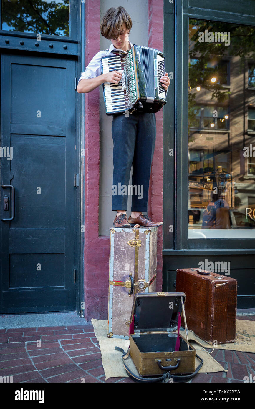 Ein Straßenmusikant spielt ein Akkordeon, Vancouver, Britisch-Kolumbien, Kanada, Nordamerika Stockfoto