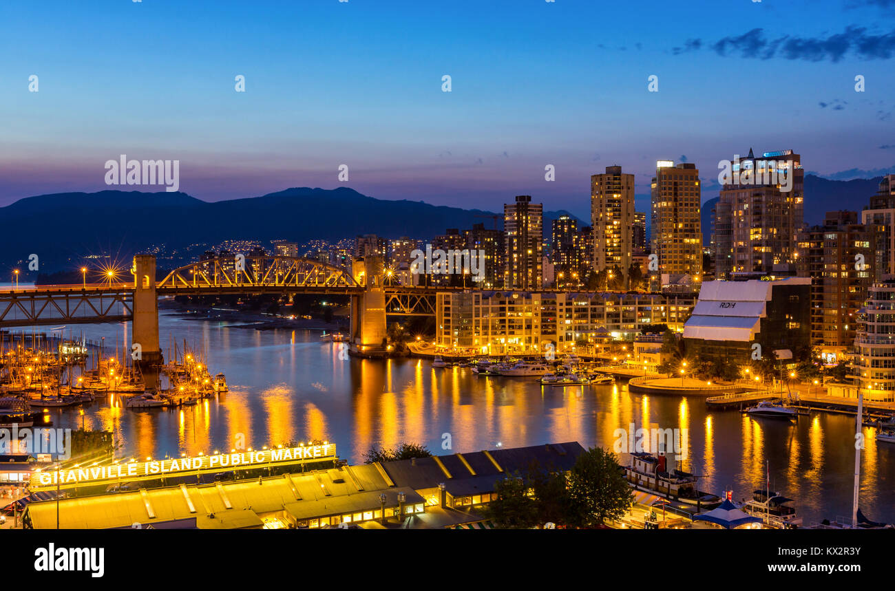 Die Burrard Street Bridge und die Innenstadt von Vancouver im Sonnenuntergang, Vancouver, British Columbia, Kanada Stockfoto