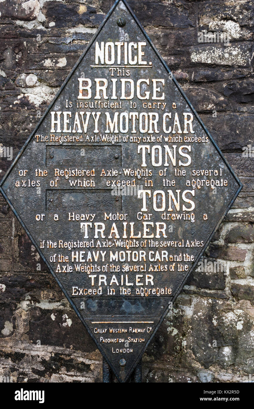 Altmodische Gesamtgewicht Warnschild auf einer Brücke über den Monmouthshire und Brecon Canal an Llangynidr, Powys, Wales, GB, UK Stockfoto