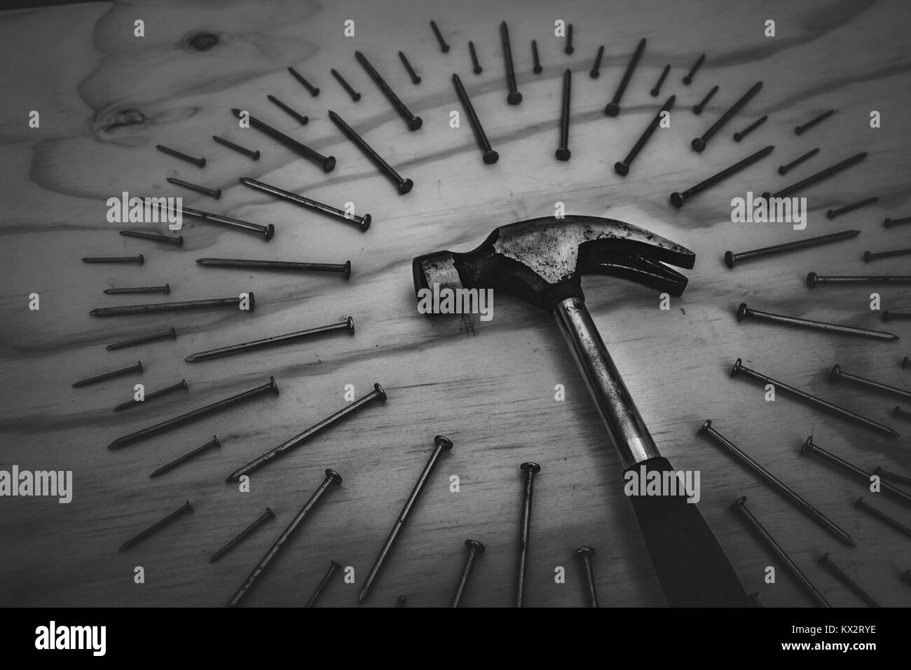 Foto von einem Hammer und Nägel auf Holz Hintergrund Stockfoto