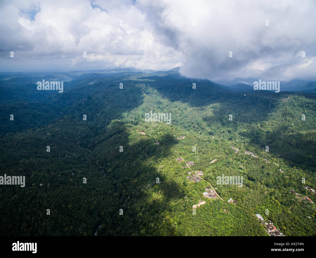 Cloud erzeugen Schatten und Spitzlichter über die Landschaft von Kebonjero Dorf (Munduk Temu), an den Ort, wo die von den feinsten Bali Kaffee kommen. Stockfoto