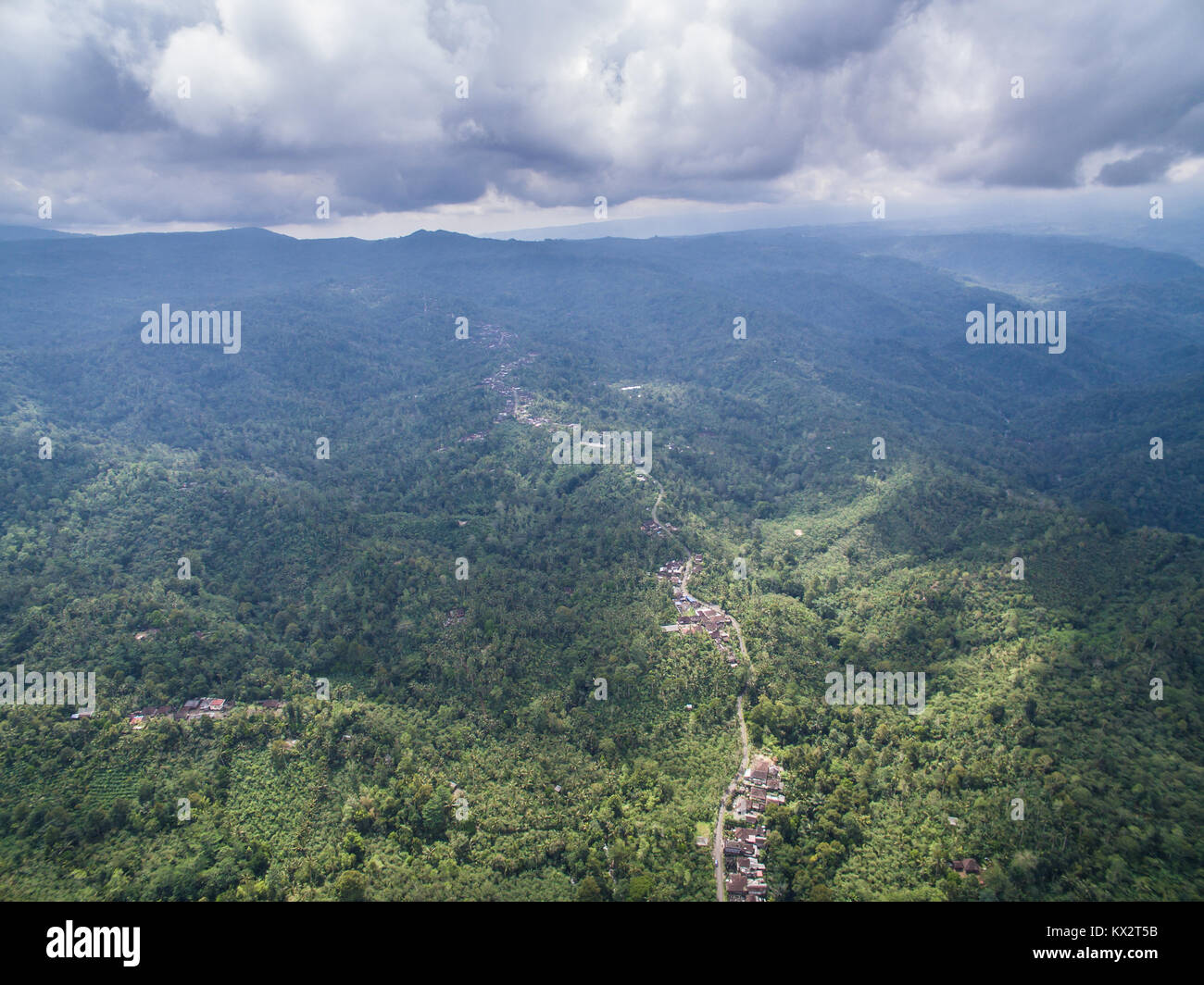 Cloud erzeugen Schatten und Spitzlichter über die Landschaft von Kebonjero Dorf (Munduk Temu), an den Ort, wo die von den feinsten Bali Kaffee kommen. Stockfoto