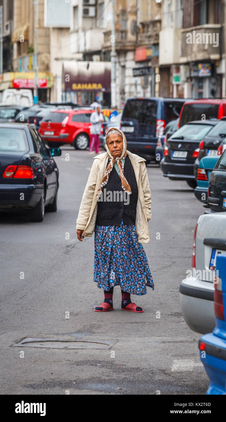 Lokale Armut: Typische nach unten und außen, um armen alten Frau, die auf der Straße betteln in Bukarest, der Hauptstadt Rumäniens, Mitteleuropa Stockfoto