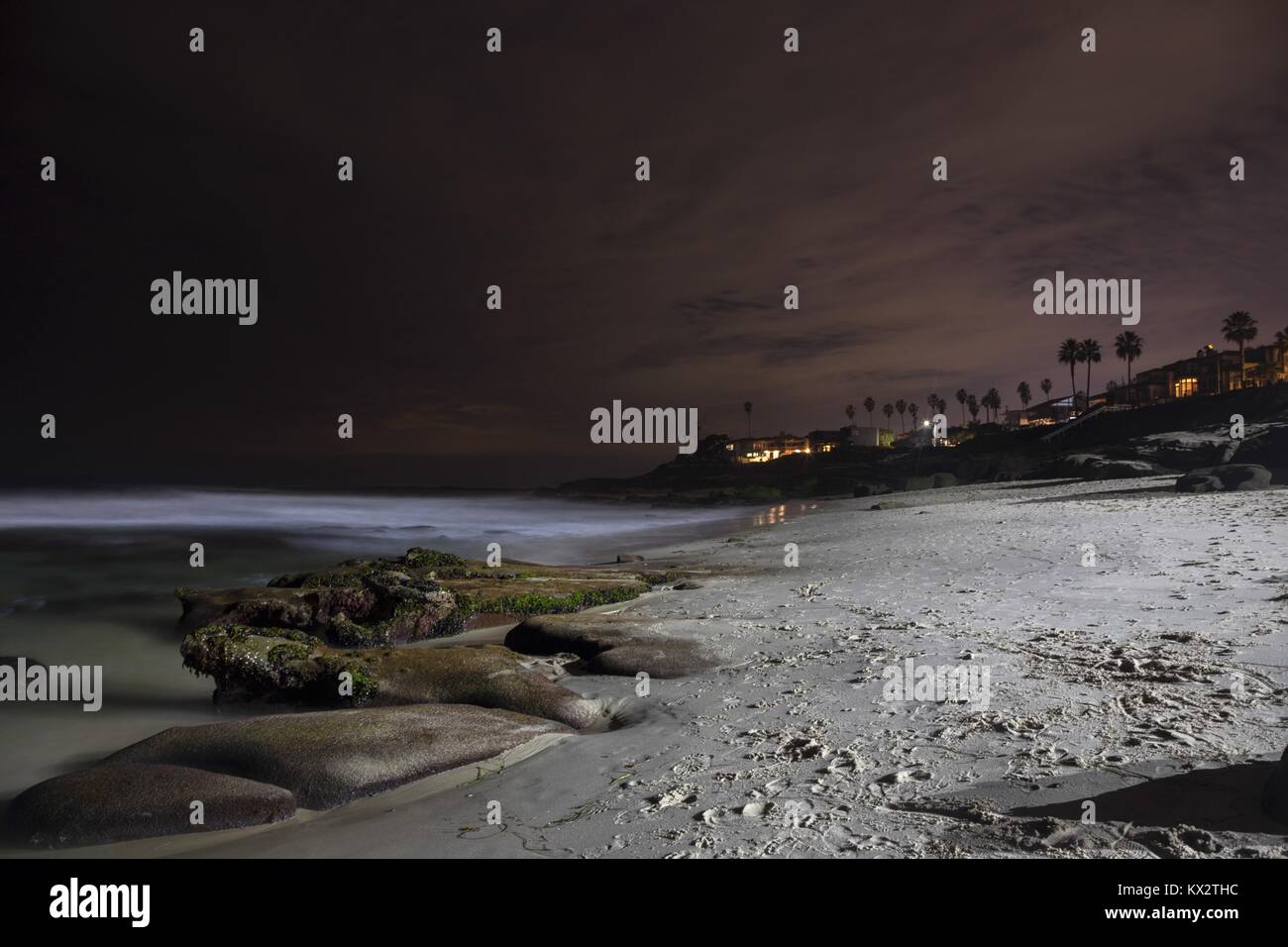 Dramatischer Blick Auf Die Landschaft Des Nachthimmels, Beleuchtete Windansea, Malerische Pazifikküste. La Jolla Sand Beach Skyline San Diego Südkalifornien USA Stockfoto