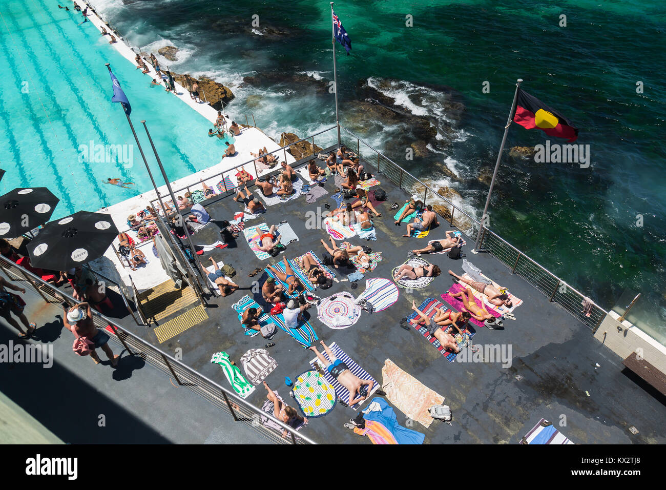 Einheimische und Touristen entspannen im Bondi Icebergs, Bondi Beach, Sydney, Australien. Stockfoto