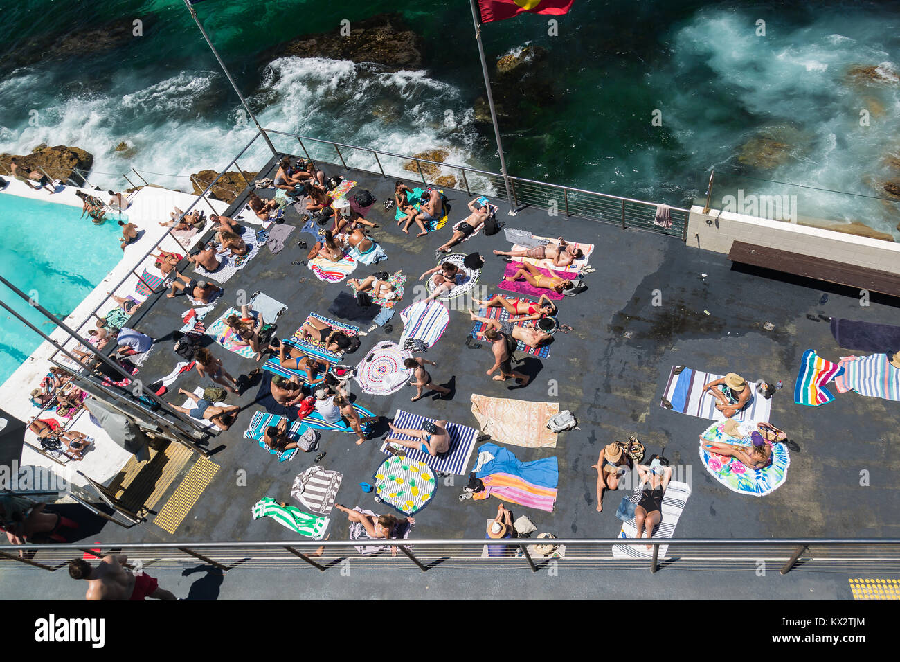 Einheimische und Touristen entspannen im Bondi Icebergs, Bondi Beach, Sydney, Australien. Stockfoto