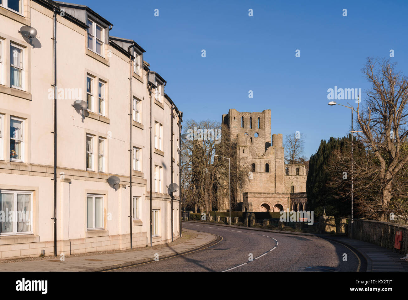 Kelso, Scottish Borders, Großbritannien - moderne Ruhestand Gehäuse auf der Straße, die in der Vergangenheit die Abtei aus dem 12. Jahrhundert führt Stockfoto