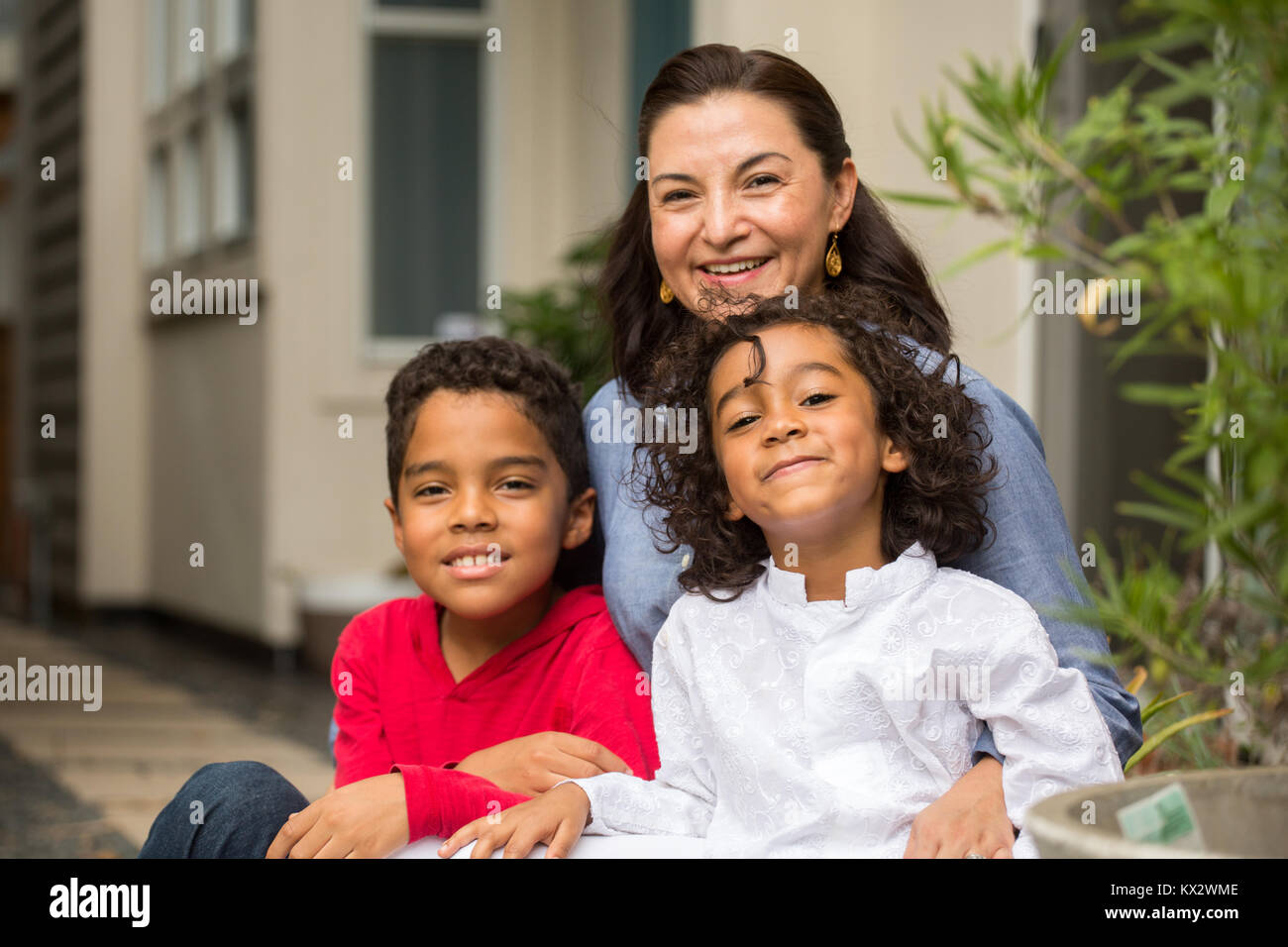 Hispanic Mutter sprechen mit ihrer Kinder. Stockfoto