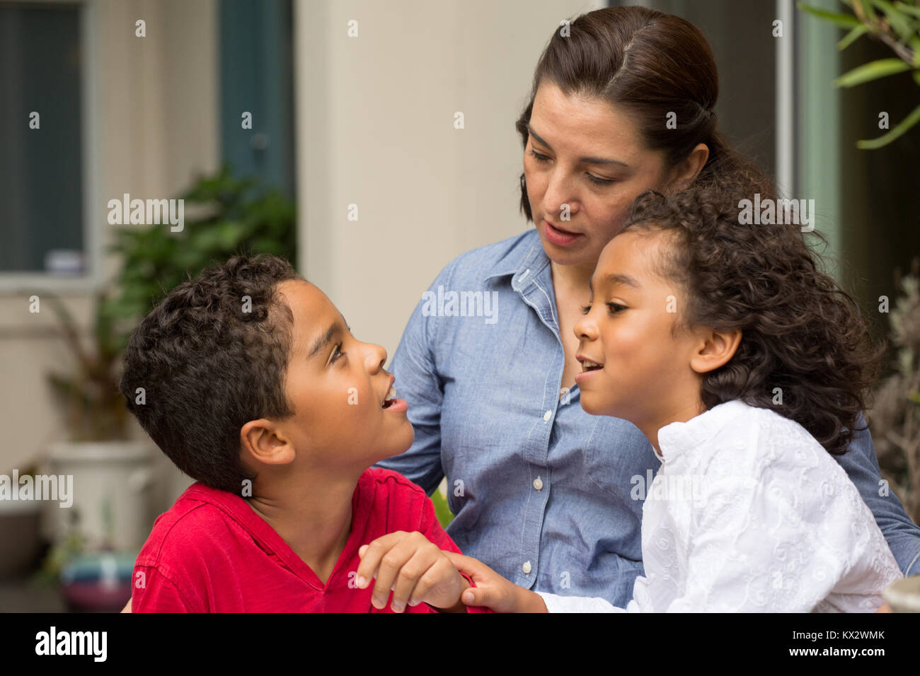 Hispanic Mutter sprechen mit ihrer Kinder. Stockfoto