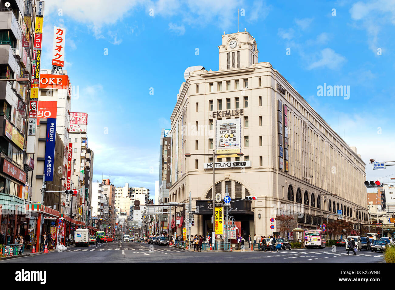 TOKYO, Japan - 15. NOVEMBER 2015: Asakusa Station in Ekimise Gebäude erbaut, links Tobu Linie nach Tokio Skytree, das Gebäude ist auch ein Grand shop Stockfoto