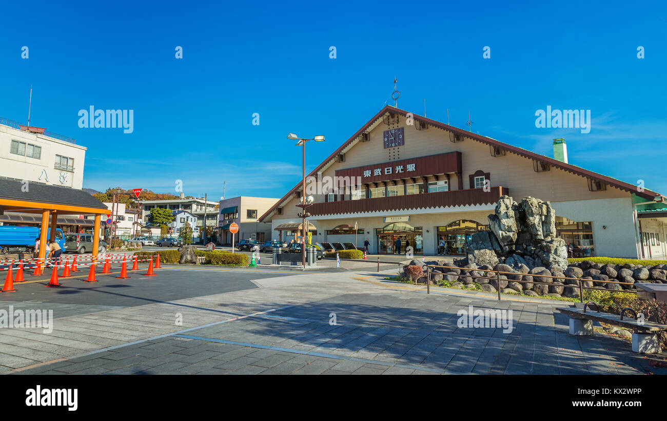 Nikko, Japan - 16. November 2015: Tobu - Nikko Station von tobu Railway betrieben serviert durch alle "Lokalen" "rasch" und die Dienstleistungen "rasch" aus dem asak Stockfoto