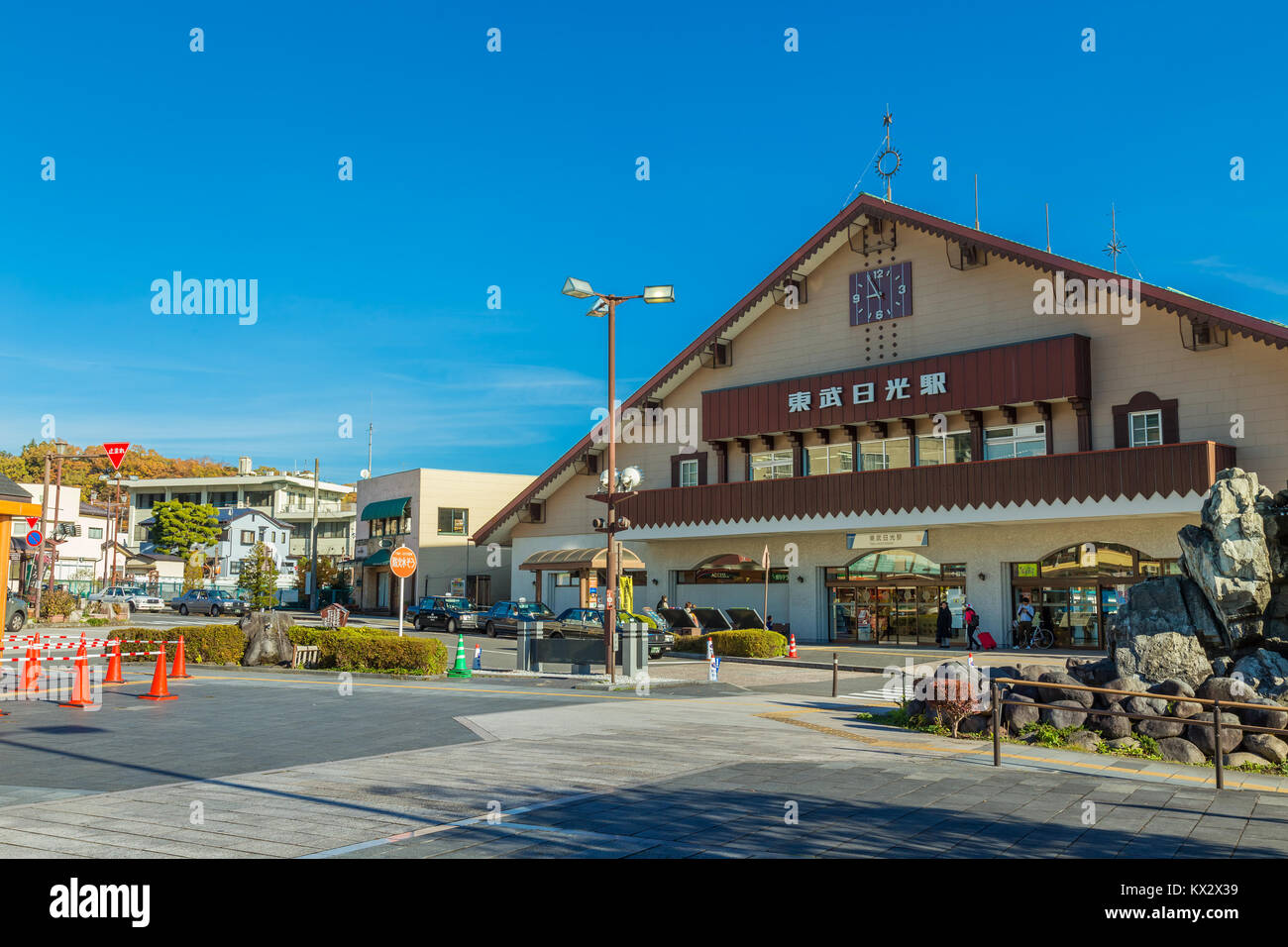 Nikko, Japan - 16. November 2015: Tobu - Nikko Station von tobu Railway betrieben serviert durch alle "Lokalen" "rasch" und die Dienstleistungen "rasch" aus dem asak Stockfoto