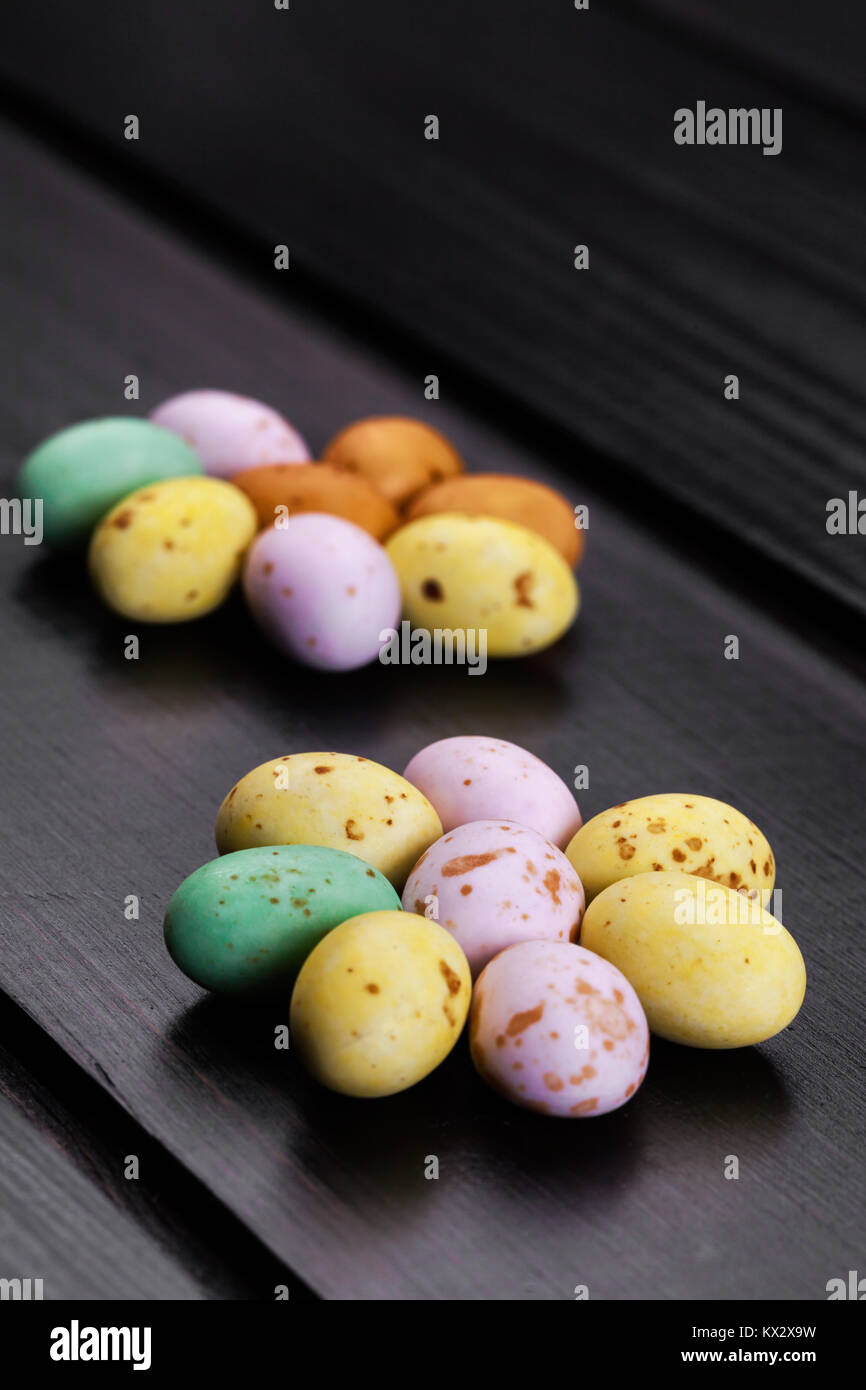 Mini Ostern Eier auf einem modernen dunklen Holzboden. Flower pattern mit kopieren. Stockfoto