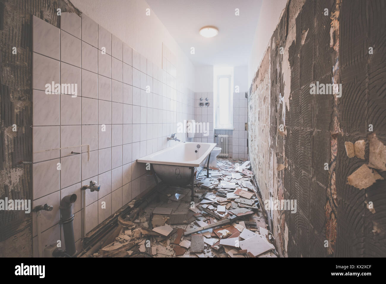 entfernen-von-wandfliesen-fotos-und-bildmaterial-in-hoher-aufl-sung