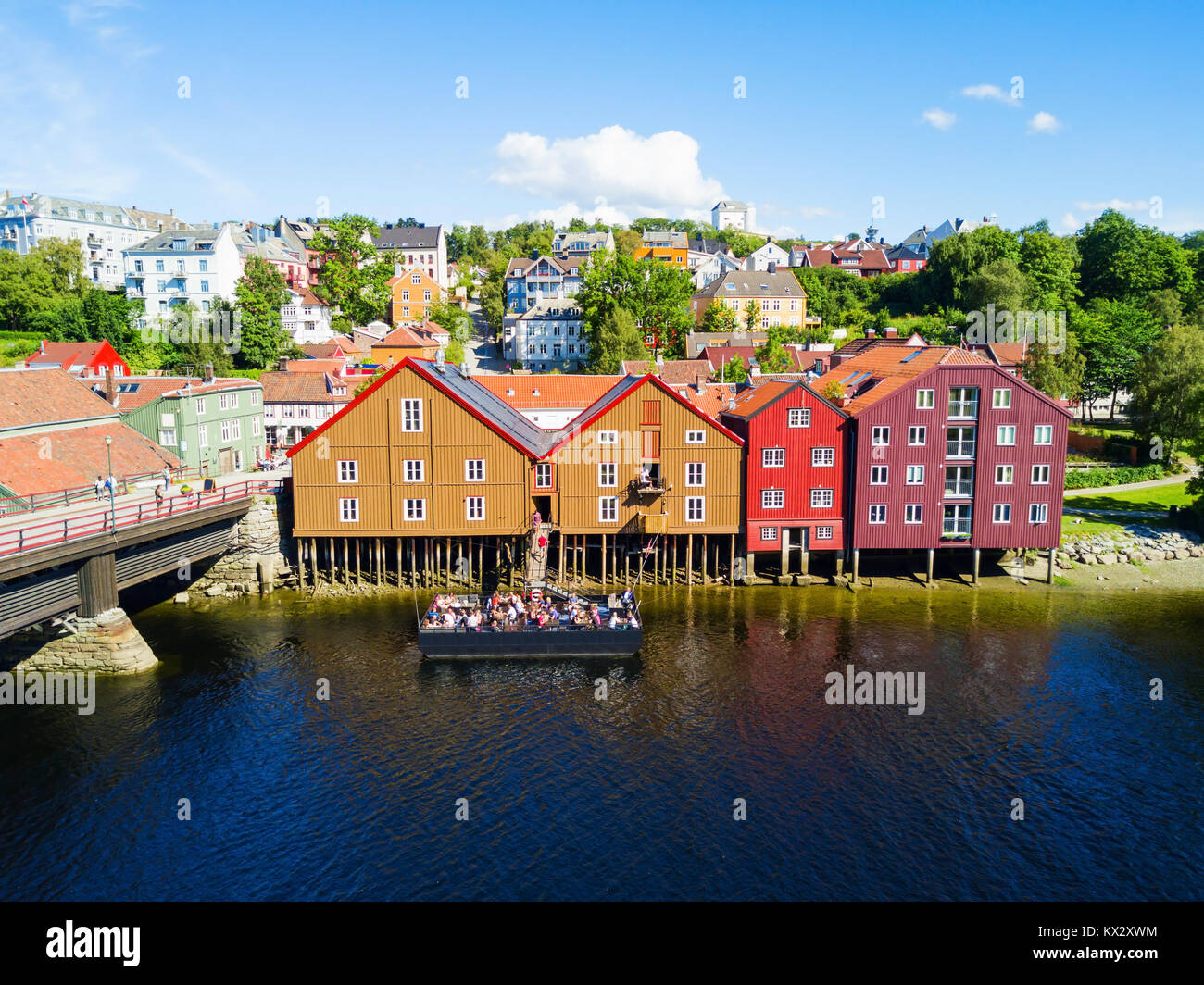 Bunte alte Häuser am Ufer des Flusses Nidelva im Zentrum der Altstadt von Trondheim, Norwegen Stockfoto