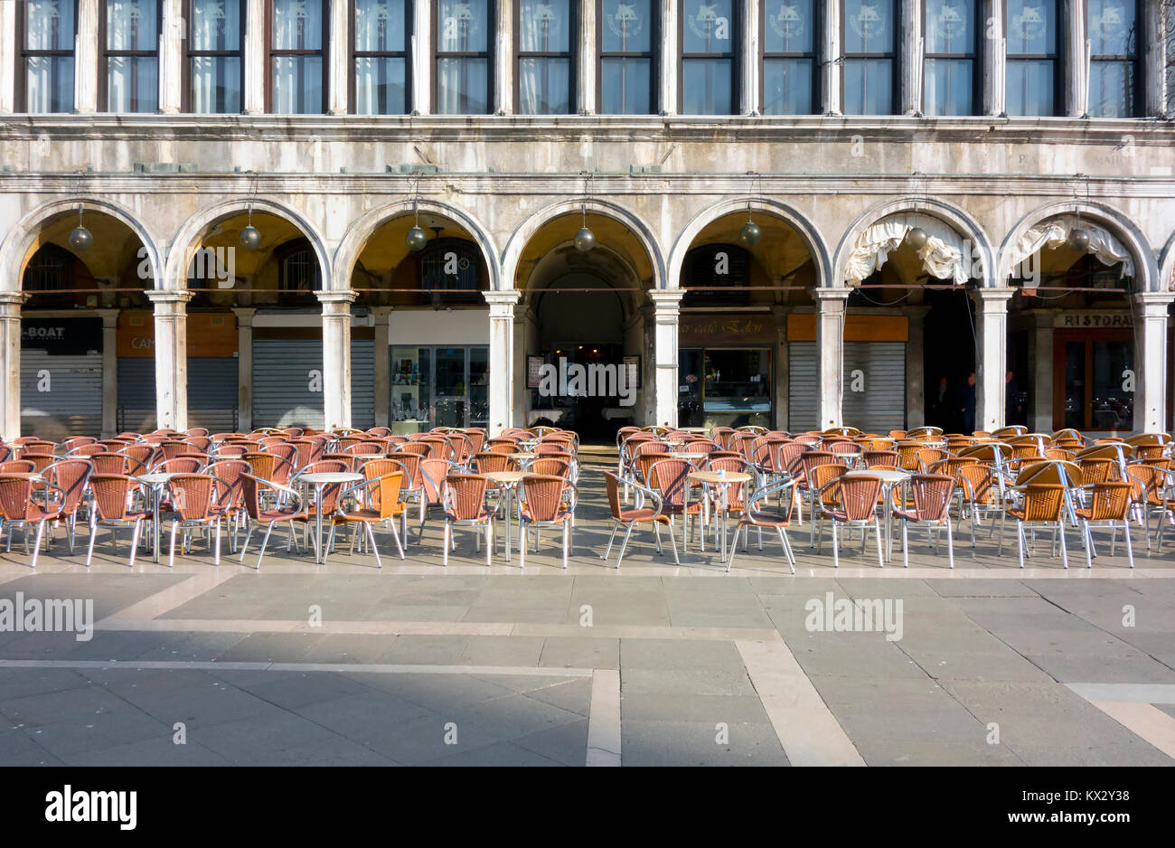 Café, Tische, Stühle und Korallen am Markusplatz, Venedig, 2017. Stockfoto