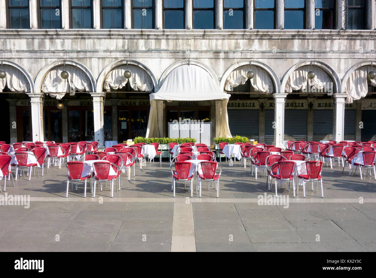 Cafe, Tabellen und roten Stühlen auf dem Markusplatz, Venedig, 2017. Stockfoto
