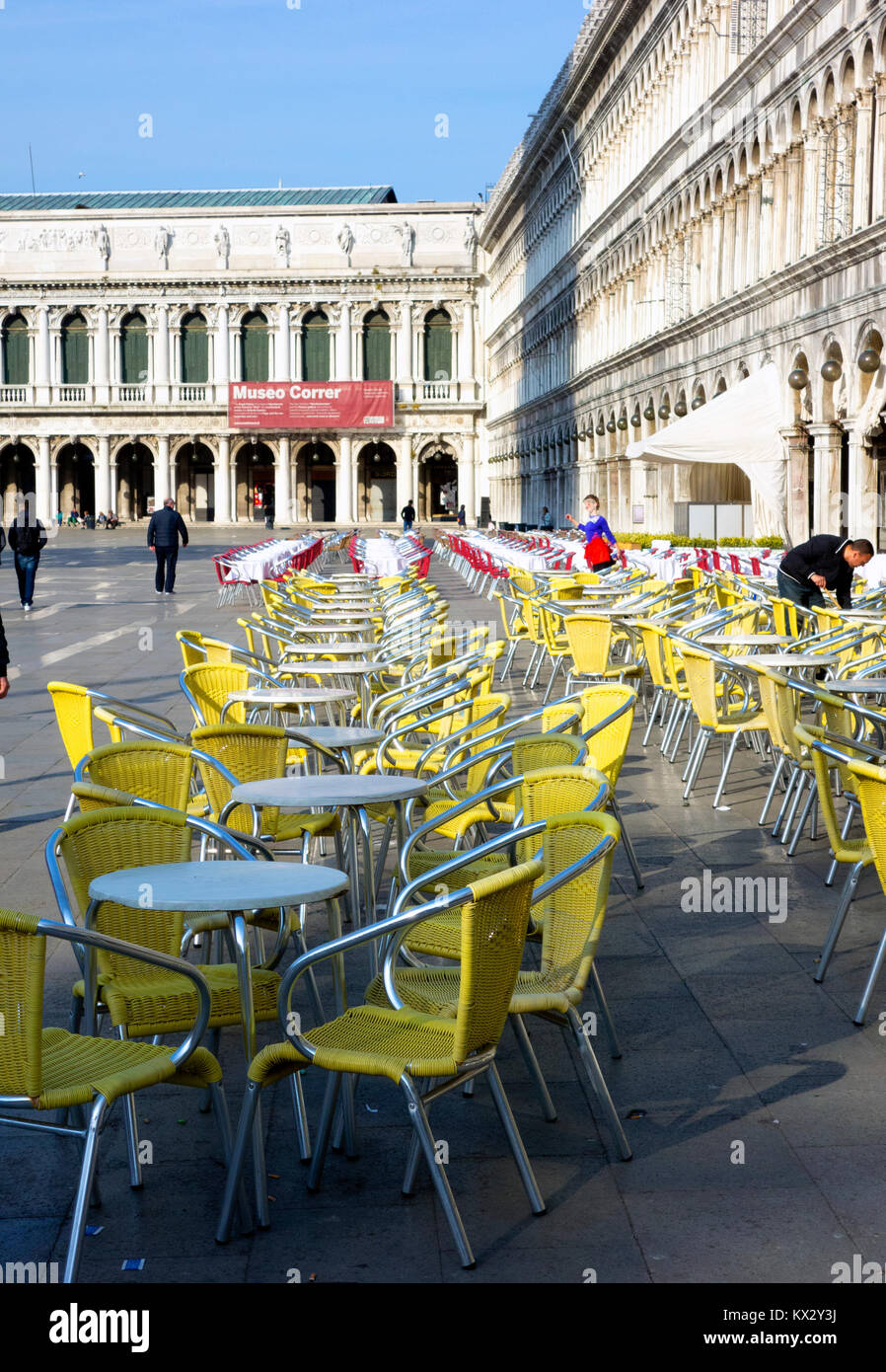 Cafe, Tabellen, und Rote und gelbe Stühle auf dem Markusplatz, Venedig, 2017. Stockfoto