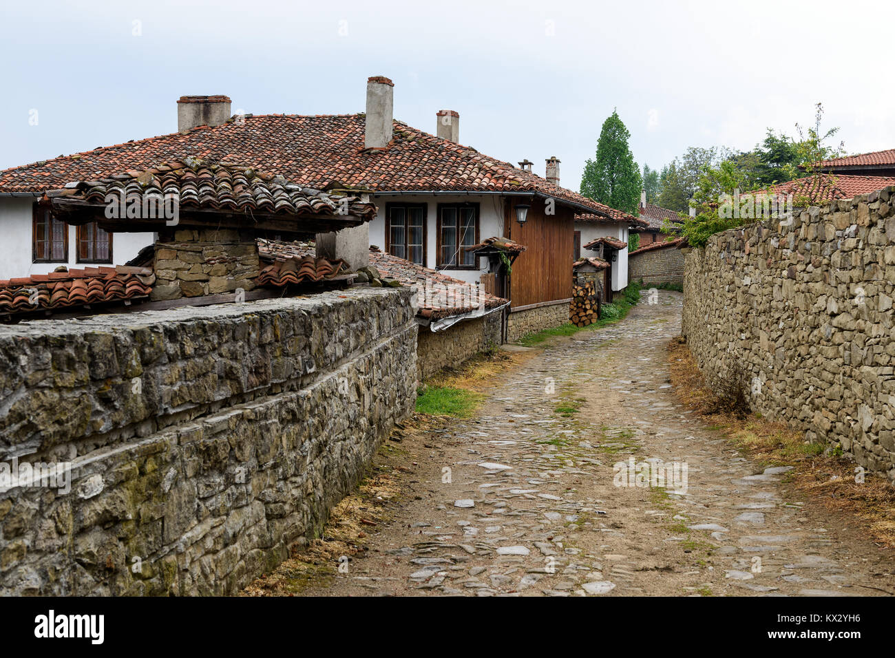Eine Straße in Knysna Dorf (Gemeinde von Kotel) mit alten traditionellen Häusern, Bulgarien Stockfoto